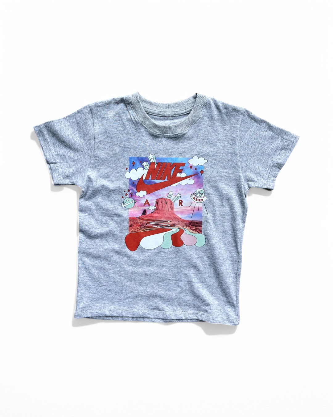 REMERANIKEN_GRISLETRAROJA-Photoroom Remera Nike N - Imagen 1